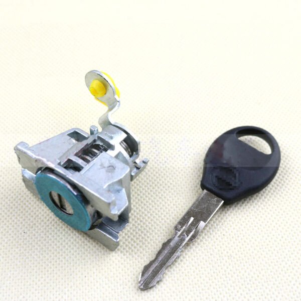 Nissan Laotianlai left door lock with key (Xuanyi Liwei before 2008) left door lock Laotianlai left door lock cylinder