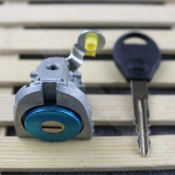 Nissan new Tiida Yida car left door lock cylinder central control car lock lock cylinder 08 Tiida door lock - Image 2